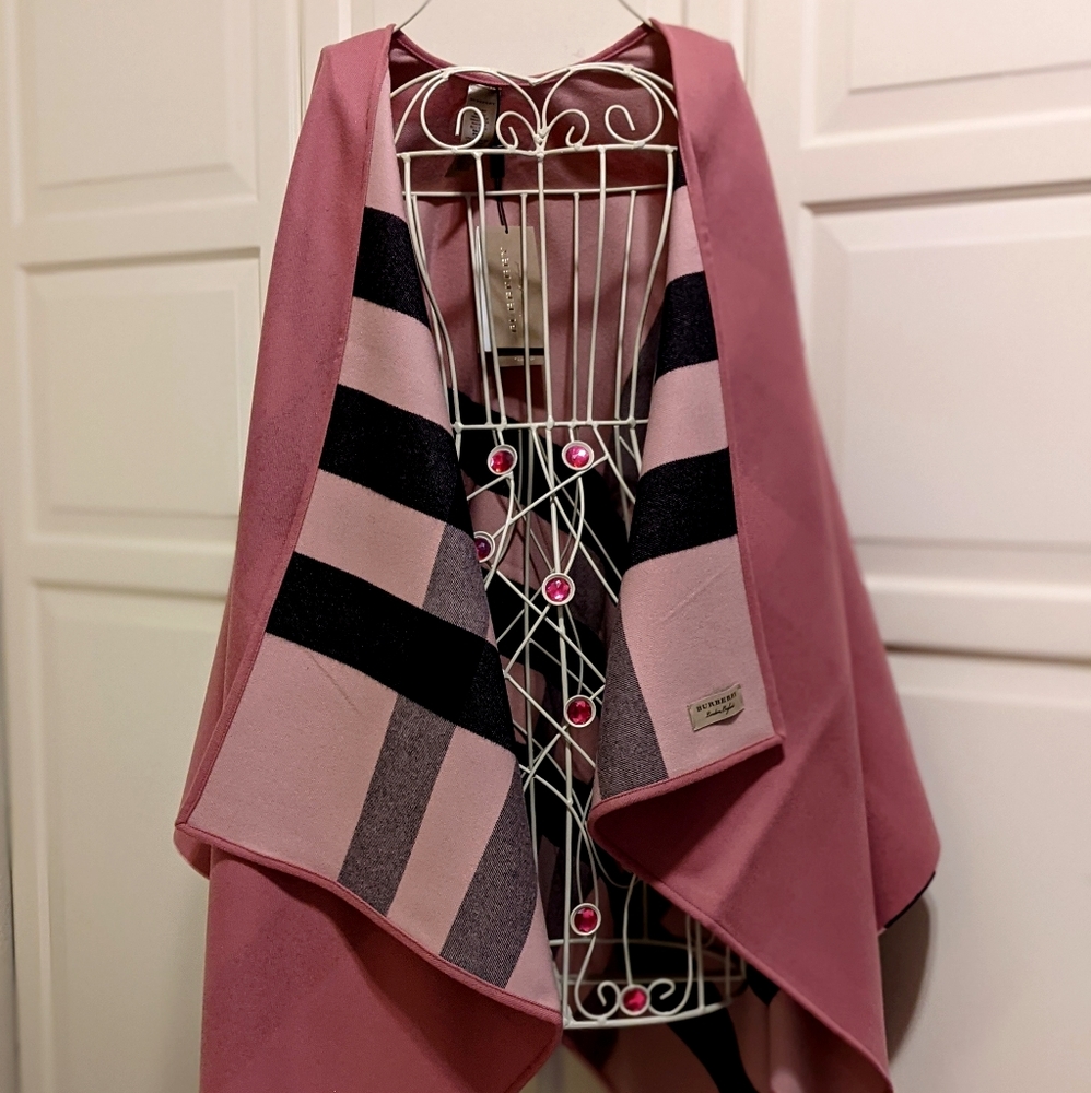 Burberry reversibly check poncho / cape in pink.